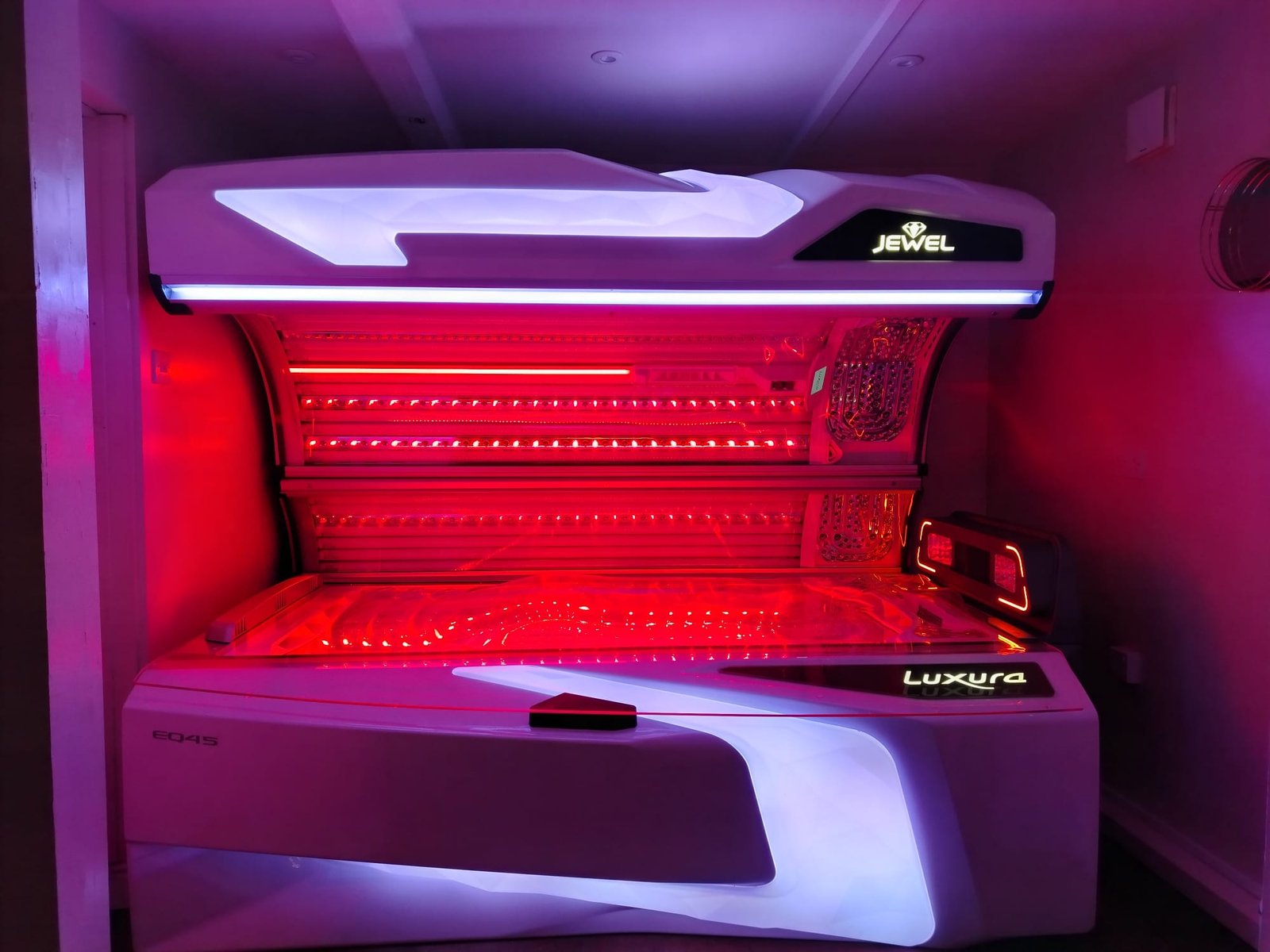 Sunbed with Red Light Therapy